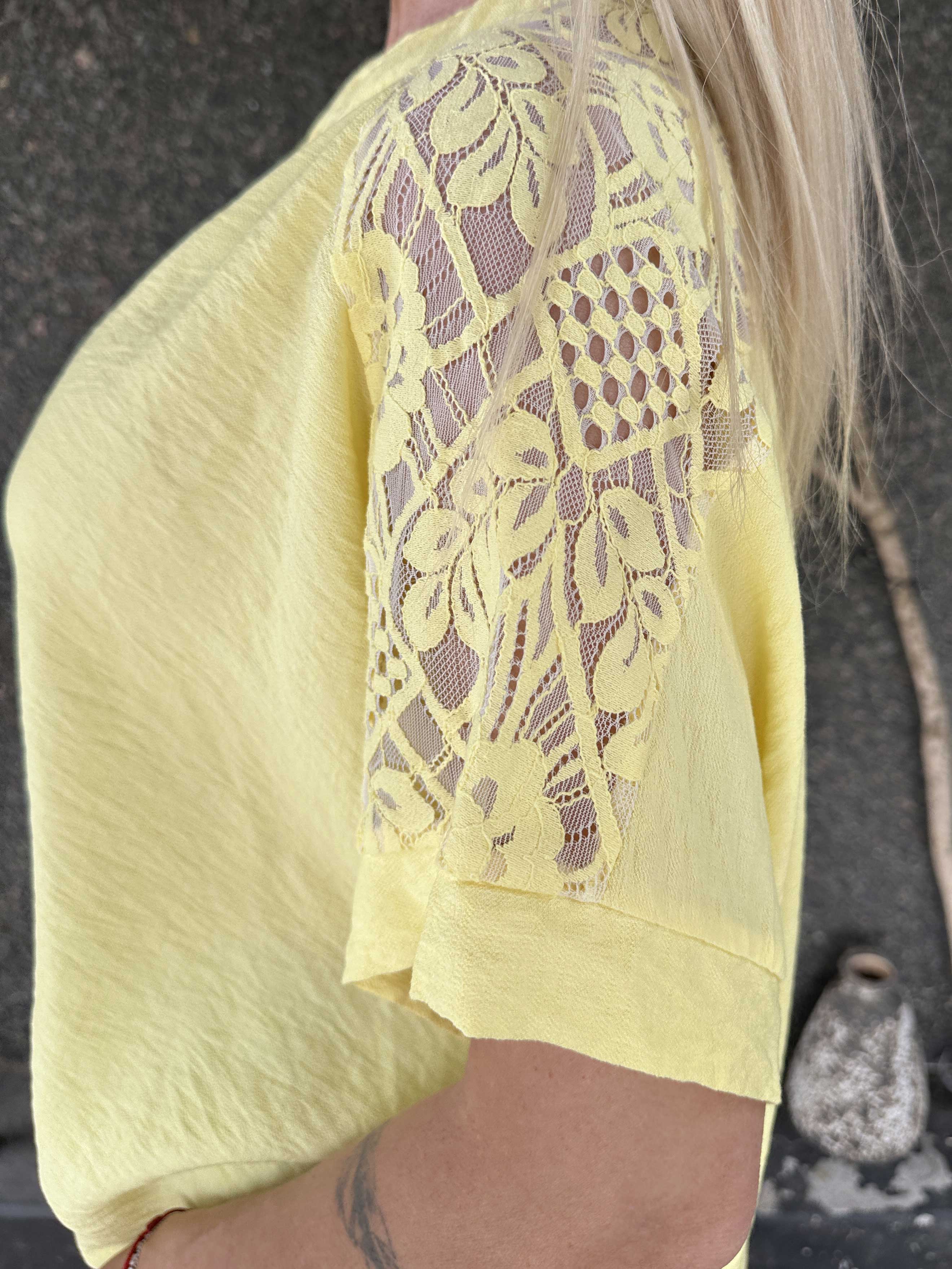 Galene - Sød tunika i viskose med blondedetaljer